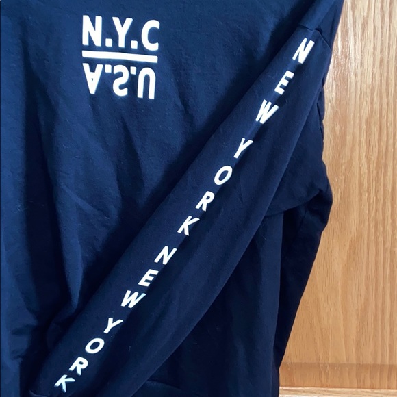 H&M N.Y.C BLACK LONG SLEEVE CREWNECK - Picture 4 of 4